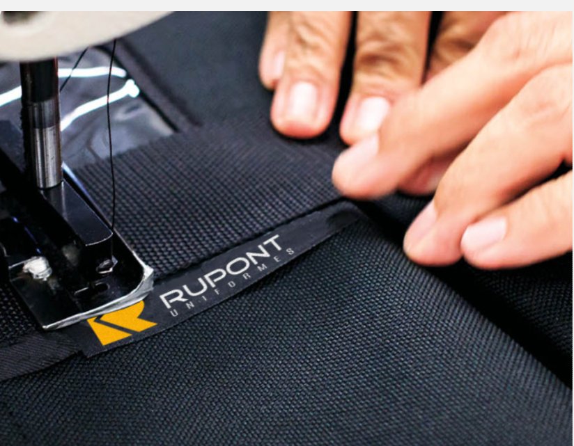 Detalle de costura con etiqueta Rupont Uniformes